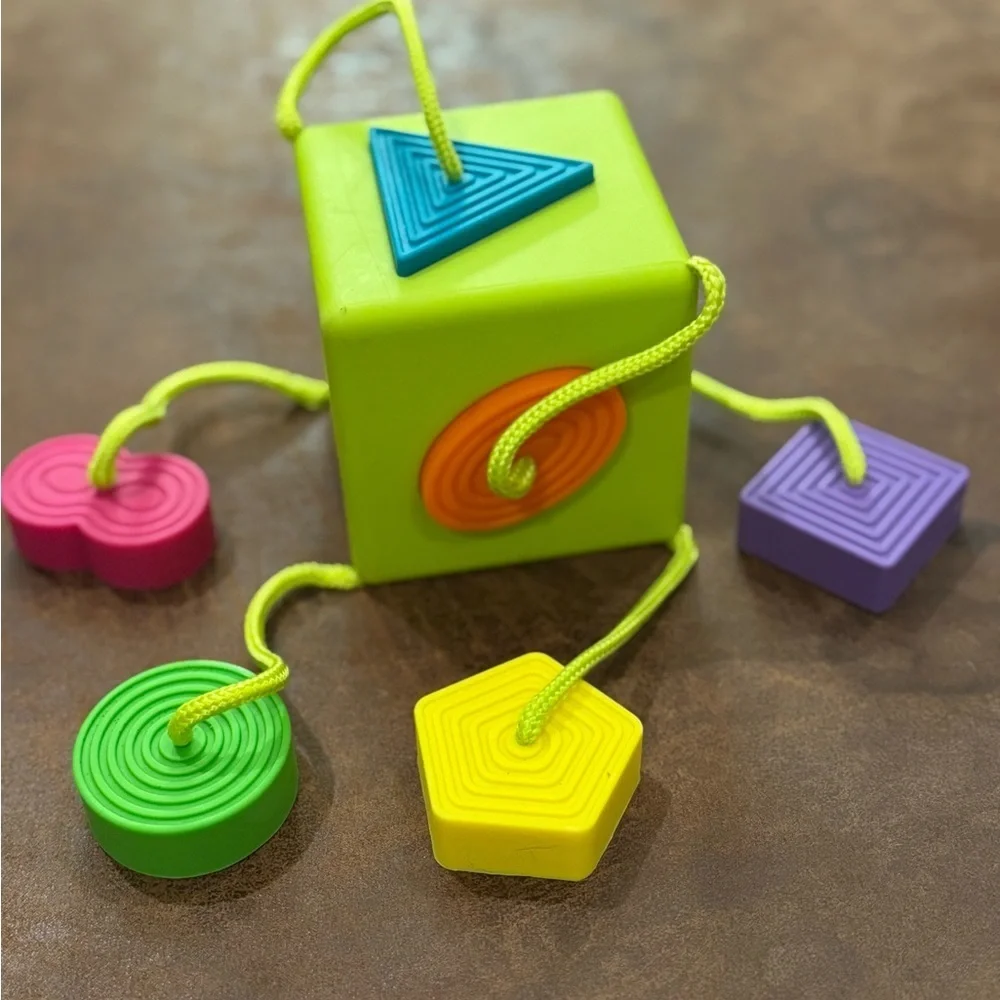 Fat Brain Oombee Cube